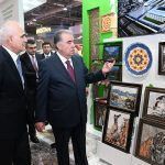Сарвари давлат Эмомалӣ Раҳмон дар шаҳри Боку бо Намоишгоҳи СПЕКА шинос шуданд