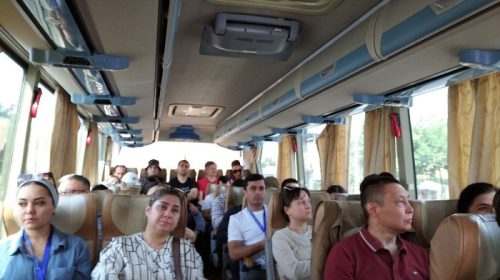 Иштирокчиёни Конференсияи байналмилалии сатҳи баланд оид ба ҳифзи пирияхҳо аз дараи хушманзараи Ромит дидан карданд