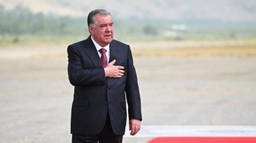Пешвои миллат Эмомалӣ Раҳмон пас аз анҷоми сафари корӣ дар Вилояти Мухтори Кӯҳистони Бадахшон ба шаҳри Душанбе баргаштанд