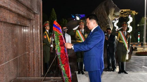 Президенти Муғулистон Ухнаагийн Хурэлсух дар пояи муҷассамаи Исмоили Сомонӣ гулчанбар гузошт