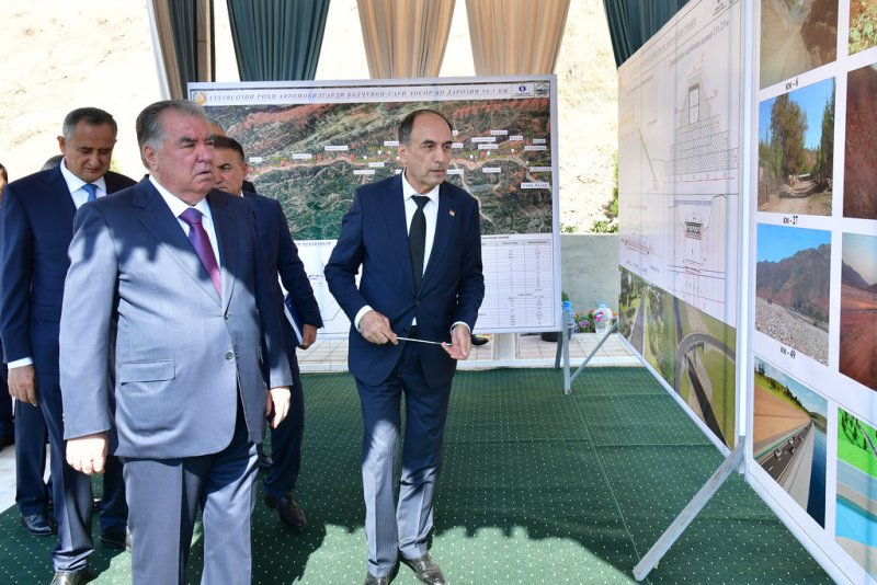 Пешвои миллат Эмомалӣ Раҳмон бо лоиҳаи бунёди роҳи мошингарди дорои аҳаммияти ҷумҳуриявии Балҷувон-Сари Хосор шинос шуданд