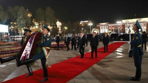 Президенти Федератсияи Русия Владимир Путин дар пояи муҷассамаи Исмоили Сомонӣ гулчанбар гузошт
