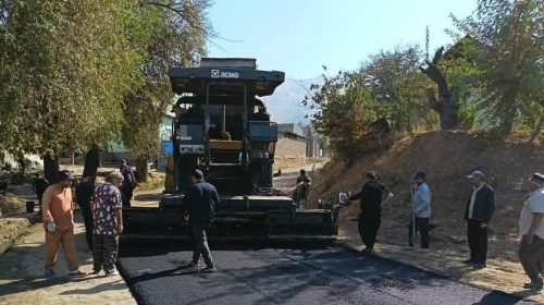 Мумфарш намудани роҳҳои деҳаи Корвони шаҳри Ваҳдат бо ташаббуси сокинон