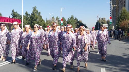 Роҳпаймоии занону бонувон ва донишҷӯёну хонандагон бо либосҳои миллӣ дар хиёбони Исмоили Сомонии шаҳри Кӯлоб