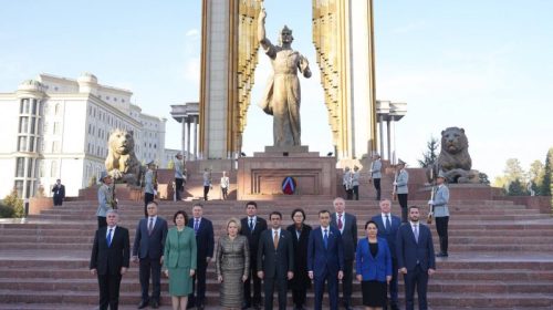 Ҳайати сарони кишварҳои аъзои Ассамблеяи байнипарламентии ИДМ дар пояи муҷассамаи Исмоили Сомонӣ гулчанбар гузоштанд