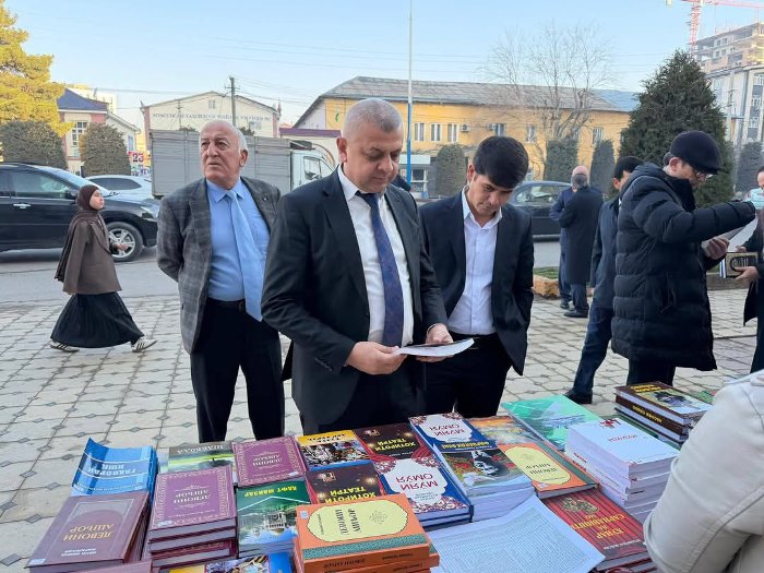 Намоиш-фурӯши китобҳои нашриёти «Адиб» дар шаҳри Ваҳдат