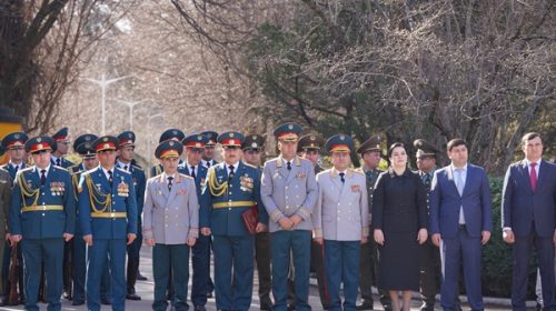 Бахшида ба Рӯзи таъсиси Қувваҳои Мусаллаҳи Тоҷикистон дар Душанбе ҳамоиши тантанавӣ доир шуд