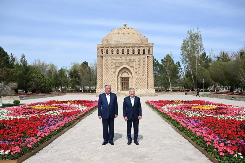 Сарони давлатҳо Эмомалӣ Раҳмон ва Шавкат Мирзиеёв аз мавзеъҳои таърихии шаҳри қадимаи Бухоро боздид намуданд