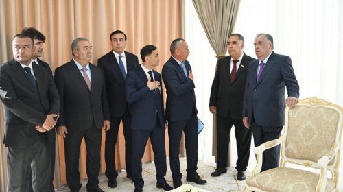 Сарвари давлат Эмомалӣ Раҳмон дар шаҳри Исфара бо лоиҳаи азхудкунии заминҳои бекорхобида, пойгоҳи обкашӣ, сардхона, коргоҳи бастубанди мева ва хоҷагии чорводорӣ ба таври фосилавӣ шинос шуданд