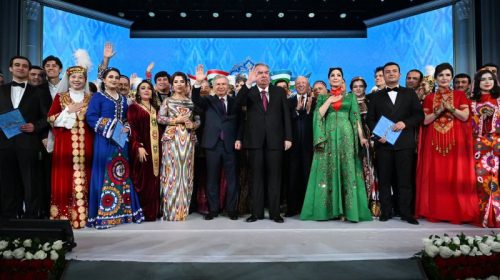 Сарони давлатҳо Эмомалӣ Раҳмон ва Шавкат Мирзиёев дар барномаи фарҳангии «Шоми дӯстӣ»-и ходимони санъати Тоҷикистон ва Узбекистон иштирок намуданд