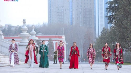 Дар Душанбе либосҳои тоҷикиро тарғиб менамоянд