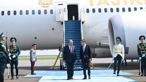 Президенти Ҷумҳурии Тоҷикистон Эмомалӣ Раҳмон вориди шаҳри Остонаи Ҷумҳурии Қазоқистон шуданд