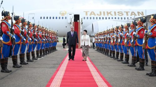 Президенти Ҷумҳурии Тоҷикистон Эмомалӣ Раҳмон бо сафари давлатӣ вориди шаҳри Улан-Батори Муғулистон шуданд