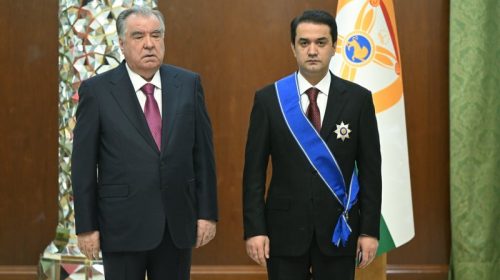 Пешвои миллат Эмомалӣ Раҳмон ба кормандони касбу кори гуногун, собиқадорони меҳнат ва як гурӯҳ собиқ вакилони иҷлосияи таърихии XVI Шурои Олӣ мукофотҳои давлатӣ тақдим намуданд