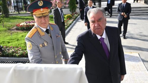 Пешвои миллат Эмомалӣ Раҳмон дар маркази шаҳри Роғун бинои нави Прокуратураро ифтитоҳ намуданд