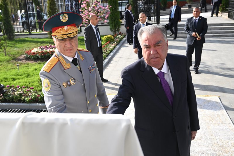 Пешвои миллат Эмомалӣ Раҳмон дар маркази шаҳри Роғун бинои нави Прокуратураро ифтитоҳ намуданд