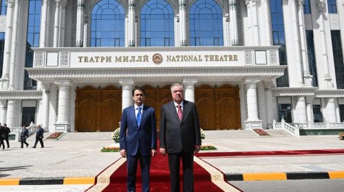 Сарвари давлат Эмомалӣ Раҳмон дар шаҳри Душанбе Театри миллиро мавриди истифода қарор доданд