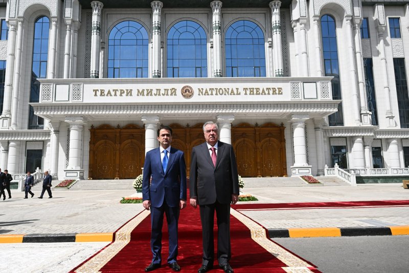 Сарвари давлат Эмомалӣ Раҳмон дар шаҳри Душанбе Театри миллиро мавриди истифода қарор доданд