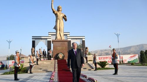 Сарвари давлат Эмомалӣ Раҳмон дар ноҳияи Ёвон Майдони Парчами давлатӣ, Нишони давлатӣ ва муҷассамаи Шоҳ Исмоили Сомониро ифтитоҳ намуданд