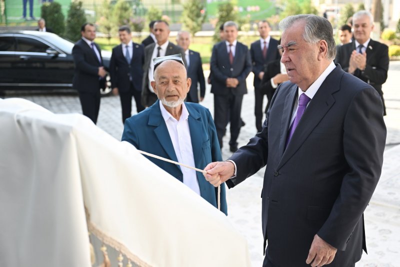Президенти Ҷумҳурии Тоҷикистон Эмомалӣ Раҳмон дар шаҳри Турсунзода муассисаи таҳсилоти миёнаи умумии рақами 21-ро ба истифода доданд
