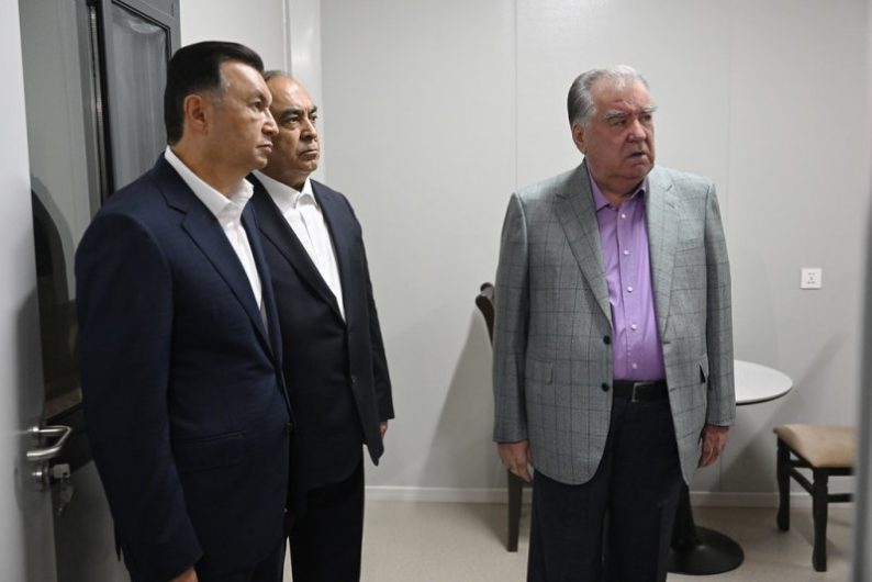Пешвои миллат Эмомалӣ Раҳмон дар Неругоҳи «Роғун» аз хобгоҳи бунёднамудаи ҶСК «Тоҷикгидроэлектромонтаж» боздид намуданд