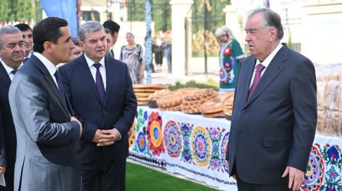 Президенти Ҷумҳурии Тоҷикистон Эмомалӣ Раҳмон дар ноҳияи Файзобод аз намоиши маҳсулоти кишоварзӣ, ҳунарҳои мардумӣ ва таомҳои миллӣ боздид намуданд