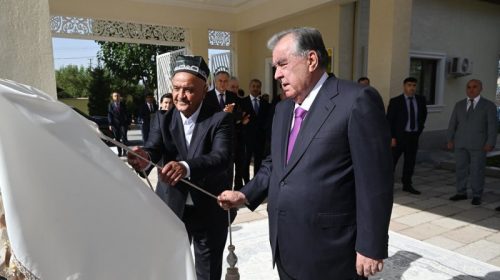 Пешвои миллат Эмомалӣ Раҳмон дар ноҳияи Данғара муассисаи таҳсилоти томактабии хусусии Cокина ва китобхонаи деҳаи Хуррамзаминро ба истифода доданд