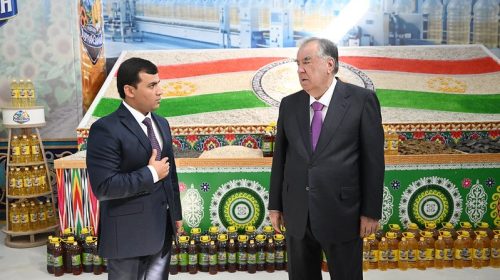 Президенти Ҷумҳурии Тоҷикистон Эмомалӣ Раҳмон дар ноҳияи Данғара корхонаи истеҳсоли равғанро ифтитоҳ намуданд