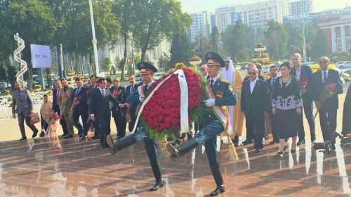Иштирокдорони ҷаласаи Ассамблеяи парламентии Осиё дар назди Муҷассамаи Исмоили Сомонӣ гулчанбар гузоштанд