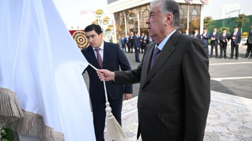 Сарвари давлат Эмомалӣ Раҳмон дар шаҳри Душанбе Маркази хизматрасонии «Аҳмадҷон»-ро мавриди истифода қарор доданд