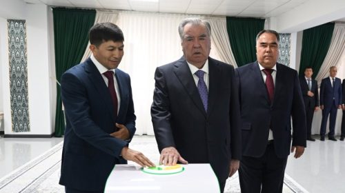 Сарвари давлат Эмомалӣ Раҳмон дар ноҳияи Бобоҷон Ғафуров ба фаъолияти коргоҳи истеҳсолии равғани ҶДММ «Анқо-инвест» оғоз бахшиданд