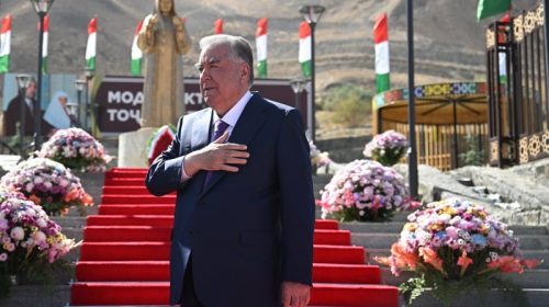Сарвари давлат Эмомалӣ Раҳмон дар шаҳри Хоруғ Боғи фарҳангию фароғатии «Дуои Модар»-ро ифтитоҳ намуданд