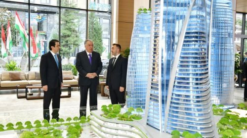 Пешвои миллат Эмомалӣ Раҳмон дар шаҳри Душанбе барои бунёди калонтарин Маҷмааи хизматрасонӣ санги асос гузоштанд