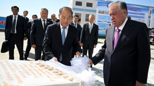 Пешвои миллат Эмомалӣ Раҳмон дар шаҳри Истиқлол марҳилаи дуюми корхонаи металлургии ҶДММ «Ширкати кӯҳии Тоҷикистону Чин»-ро ифтитоҳ намуданд