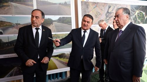 Пешвои миллат Эмомалӣ Раҳмон ба татбиқи лоиҳаи барқарорсозии роҳи мошингарди «Ваҳдат – Оби Гарм» оғоз бахшиданд