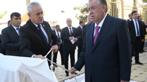 Сарвари давлат Эмомалӣ Раҳмон бинои нави раёсати маорифи ноҳияи Рӯдакиро мавриди истифода қарор доданд