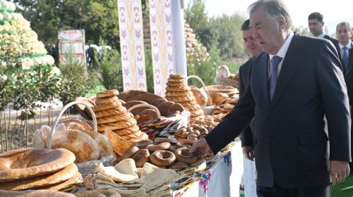 Президенти Ҷумҳурии Тоҷикистон Эмомалӣ Раҳмон дар шаҳри Ваҳдат аз намоиши маҳсулоти кишоварзӣ, ҳунарҳои мардумӣ ва таомҳои миллӣ дидан намуданд