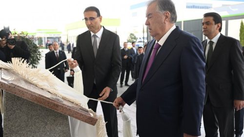 Сарвари давлат Эмомалӣ Раҳмон дар шаҳри Душанбе корхонаи «Разес Фарма»-ро ифтитоҳ намуданд