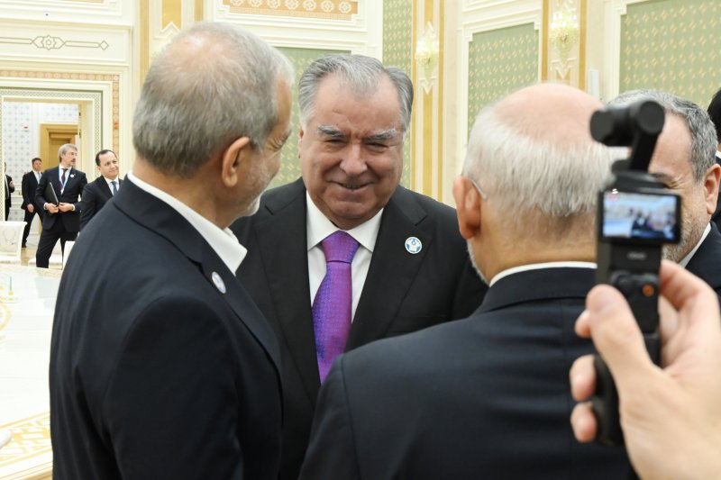 Президенти Ҷумҳурии Тоҷикистон Эмомалӣ Раҳмон бо Президенти Ҷумҳурии Исломии Эрон Масъуди Пизишкиён суҳбат намуданд