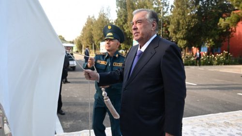Сарвари давлат Эмомалӣ Раҳмон дар ноҳияи Шаҳринав аз Маркази ҷумҳуриявии таълимию методии Кумитаи ҳолатҳои фавқулода ва мудофиаи гражданӣ боздид намуданд