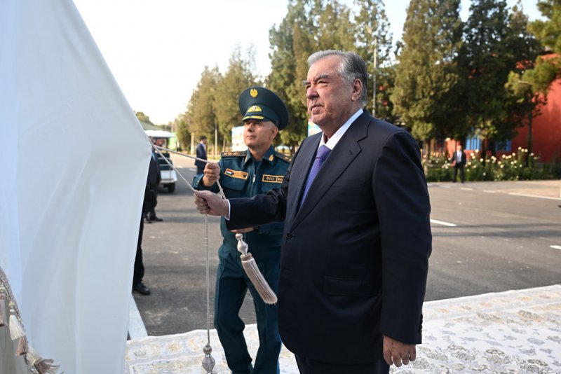 Сарвари давлат Эмомалӣ Раҳмон дар ноҳияи Шаҳринав аз Маркази ҷумҳуриявии таълимию методии Кумитаи ҳолатҳои фавқулода ва мудофиаи гражданӣ боздид намуданд