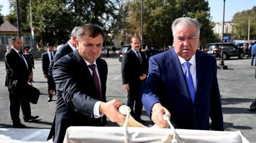 Пешвои миллат Эмомалӣ Раҳмон дар ноҳияи Восеъ бинои Меҳмонхона ва Маркази хизматрасонии «Эҳсон»-ро ба истифода доданд