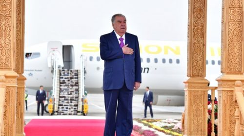 Сарвари давлат Эмомалӣ Раҳмон пас аз анҷоми сафари корӣ дар шаҳру ноҳияҳои минтақаи Кӯлоби вилояти Хатлон ба шаҳри Душанбе баргаштанд